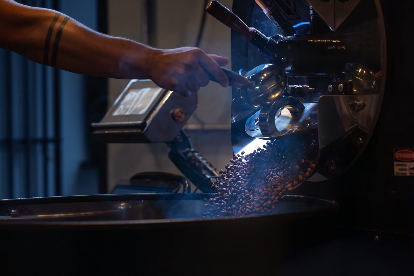 Torrefador acompanhando a torra